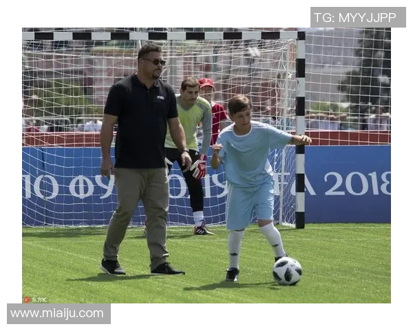 与足球明星面对面聆听他们的梦想与奋斗故事的女生视频采访