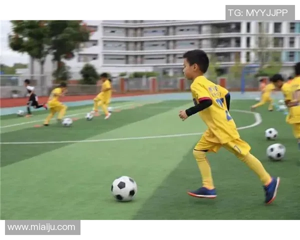 足球明星助力天府一小校园足球梦想点燃孩子们的运动热情与团队精神 足球明星助力天府一小校园足球梦想点燃孩子们的运动热情与团队精神